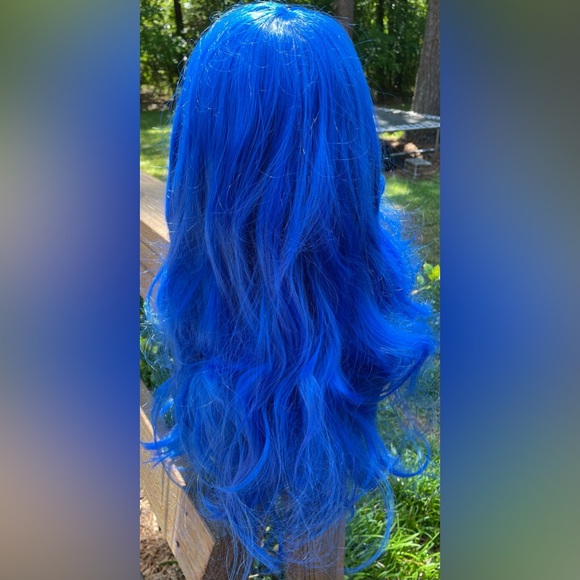 Bright Blue Wig: Perfect for Halloween or A Dress Up Party 🎈🎶🥳🎃💀 - Picture 3 of 8